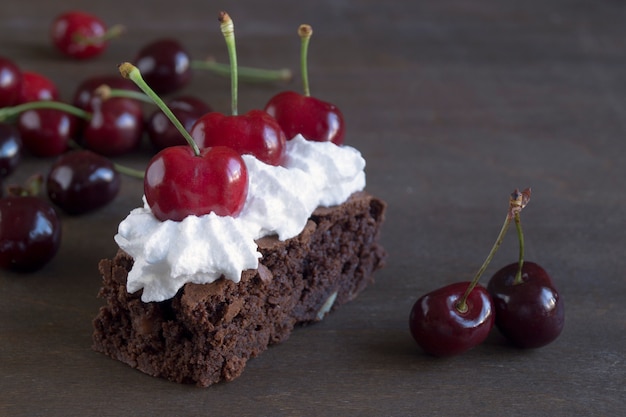 Duende. Tortas de chocolate negro, Horneadas del horno, cortadas.