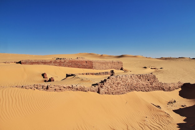 Dünen in Timimun verließen Stadt in Sahara-Wüste, Algerien