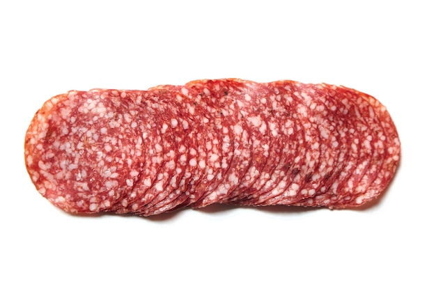 Dünn geschnittene Salamiwurst isoliert auf weißem Hintergrund. Dünn geschnittene italienische Trockensalami, Draufsicht