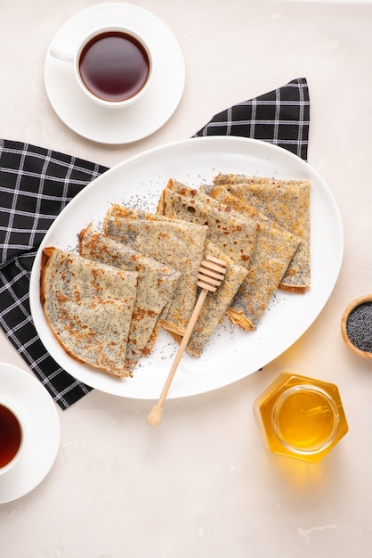 Foto dünne crpes mit mohn