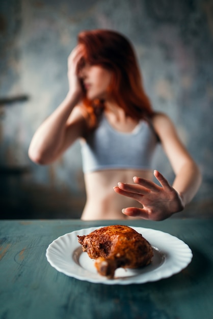 Dünne Frau weigert sich zu essen, Appetitlosigkeit. Konzept zur Fett- oder Kalorienverbrennung. Gewichtsverlust, Magersucht