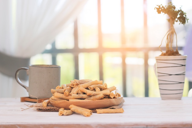 Foto dünne gebratene entenfrühlingsrollen auf holztisch