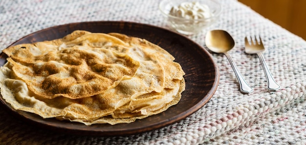 Dünne gebratene Pfannkuchen in einem Teller