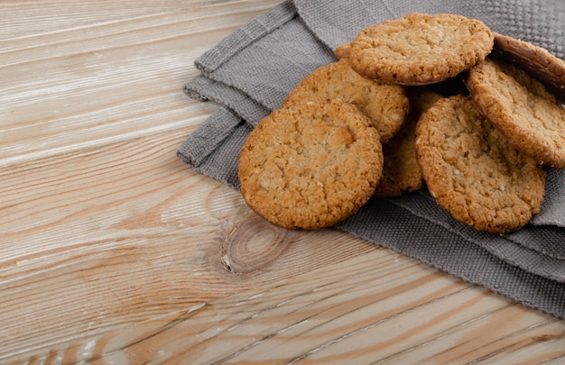 Dünne Haferkekse oder gesunde Müsli-Hafer-Cracker mit Schokolade. Knuspriges Anzac-Keksplätzchen mit Haferflocken auf rustikalem Tischhintergrund