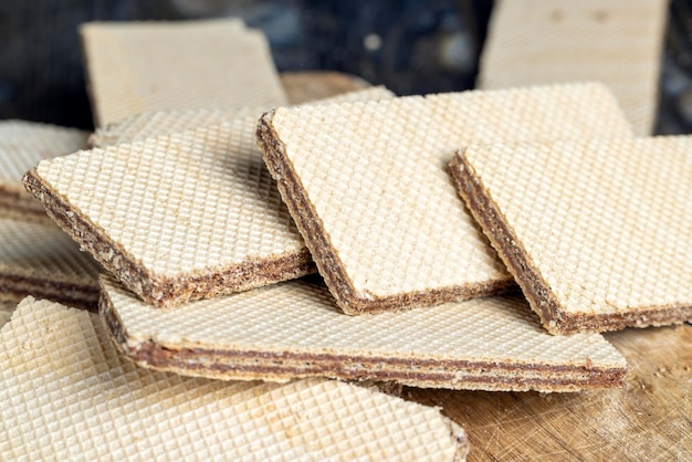 Dünne mehrschichtige Waffeln mit Schokoladenfüllung