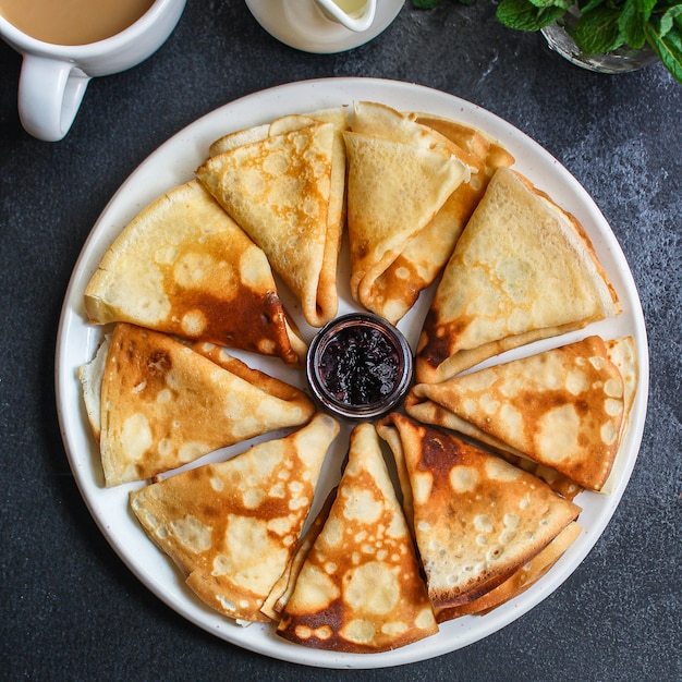 dünne Pfannkuchen, Crepes und Marmelade