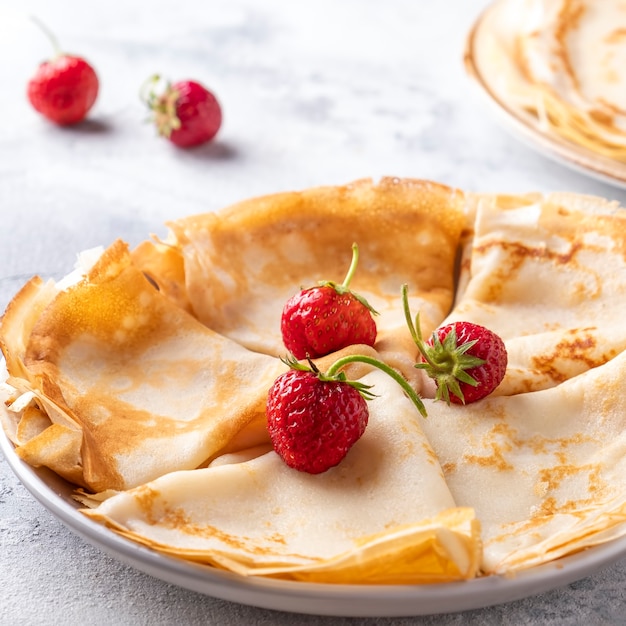 Dünne Pfannkuchen mit frischen Erdbeeren. Nahansicht