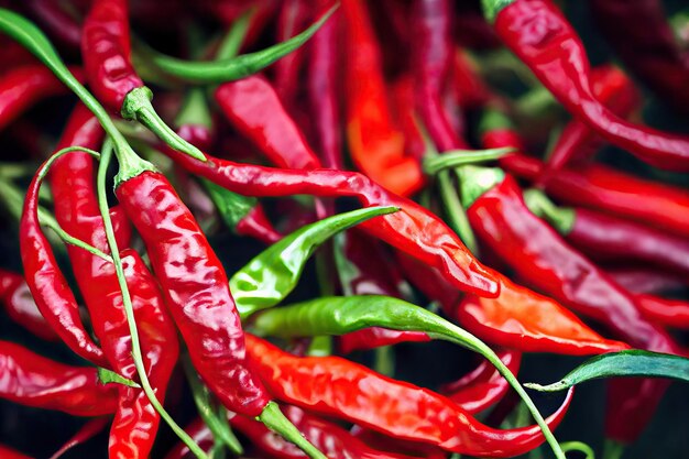 Foto dünner langer roter paprika hängend für gesunde gemüsegerichte