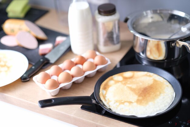 Dünner Pfannkuchen in einer Pfanne zu Hause kochen