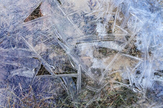 Dünnes Eis auf Gras Textur Hintergrund