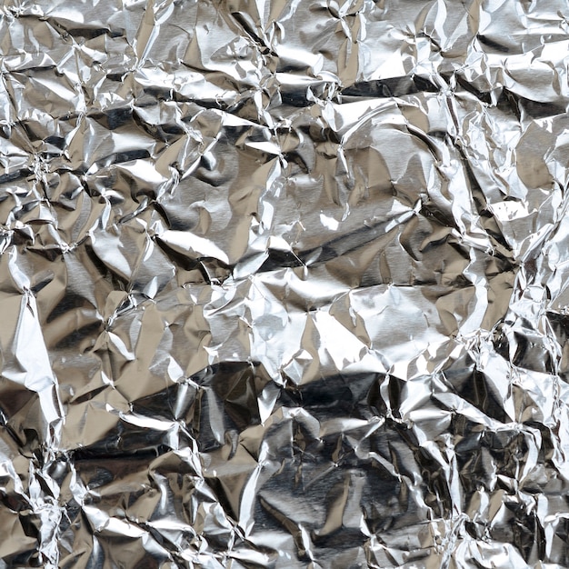 Dünnes, zerknittertes Blatt aus zerkleinerter Aluminium-Silberfolie