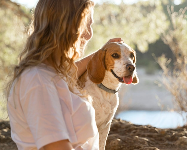 Foto dueño acariciando a su perro