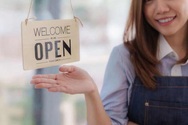 El dueño del café Asian Barista sonríe mientras el café abre el concepto de negocio del vendedor de empresarios PYME