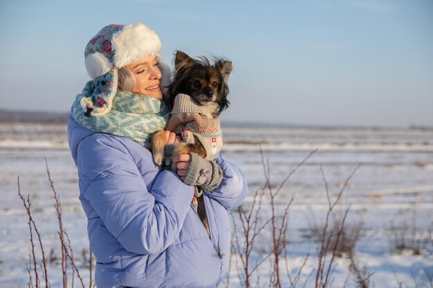 Un dueño cariñoso cuida tiernamente a su perro afuera