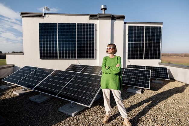 Dueño de casa feliz con una planta solar