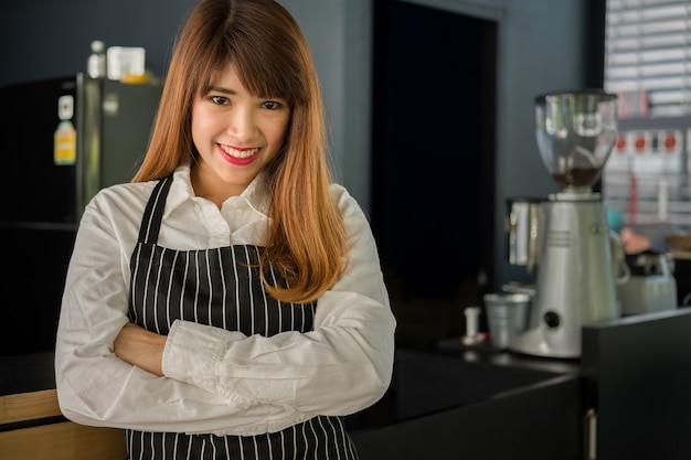 dueño de una empresa de pie frente a la cafetería