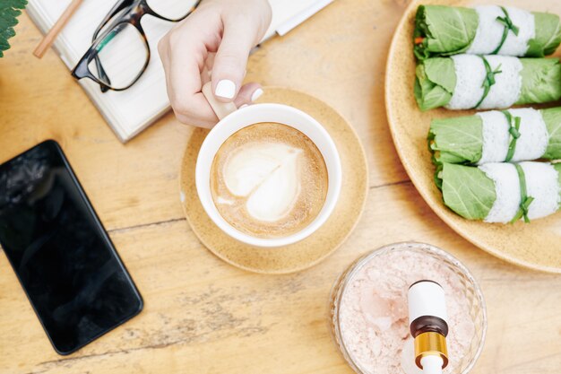 Dueño de la marca de cosméticos con coffee break