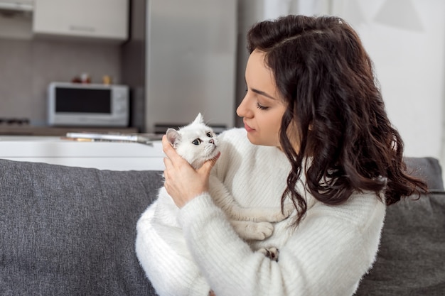 Dueño de mascotas. Bastante joven jugando con su gato