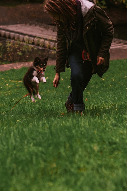 Dueño de perro jugando con perro en un parque