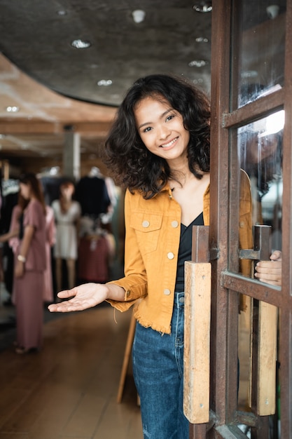 Dueño de una tienda de moda asiática en su boutique