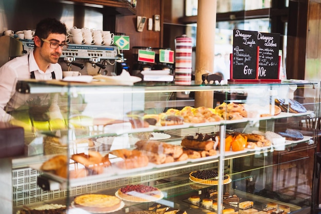 Foto el dueño trabaja en un café.