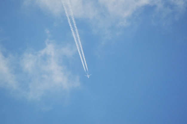 Düsenflugzeug, das den blauen Himmel fliegt