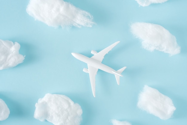 Düsenflugzeug, das zwischen den flauschigen Wolken fliegt