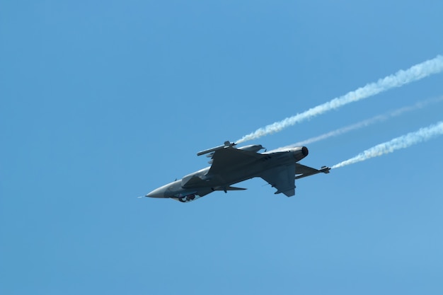 Düsenjäger, der in den Himmel fliegt.