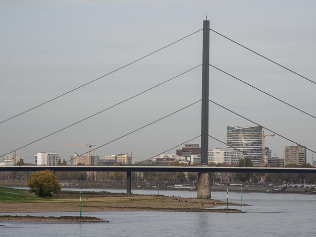 Foto duesseldorf en el río rin