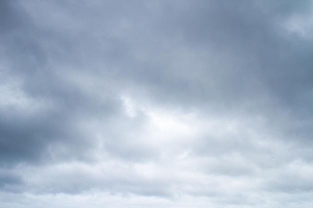 Düstere dunkelgraue blaue Wolken am Himmel