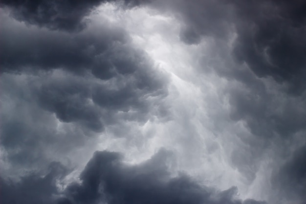 Düstere graue Wolken am Vorabend eines Gewitters.