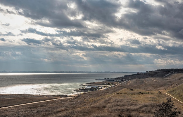 Düstere Wolken am Himmel über dem Meer