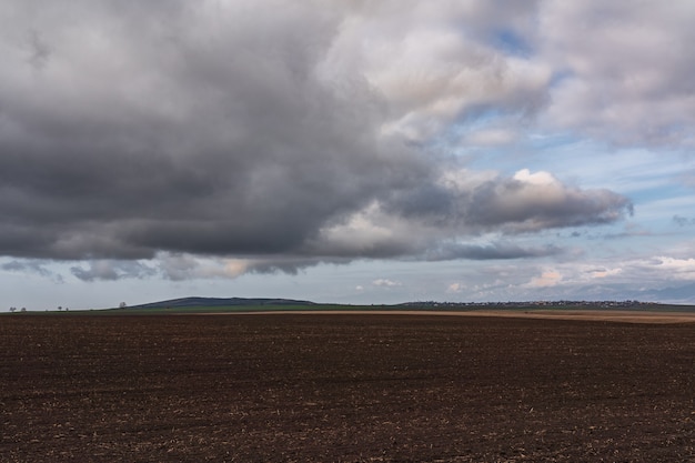 Düstere Wolken über Ackerland