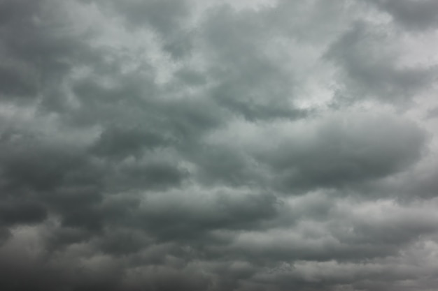 Düsterer Himmel. Schwere stürmische Wolken, kann als Hintergrund verwendet werden