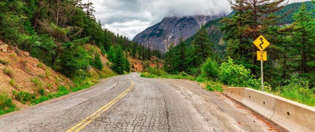 Foto duffey lake road perto de lillooet bc canadá paisagem montanhosa canadense