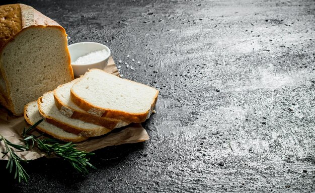 Duftende Brotstücke mit Salz und Rosmarin