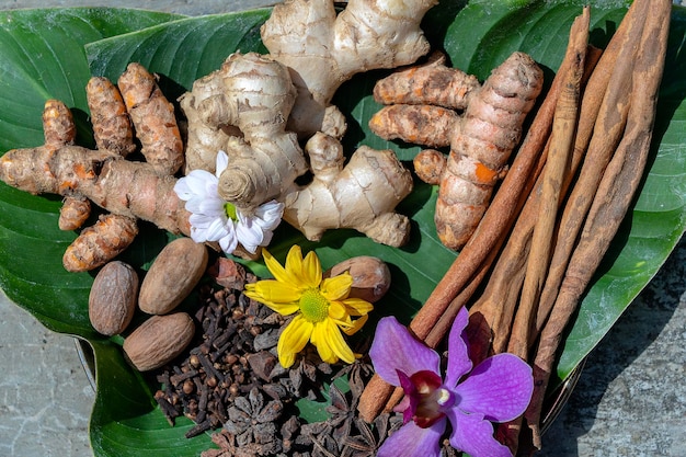 Duftende Gewürze auf einem grünen Blatt Nahaufnahme Draufsicht Indonesien