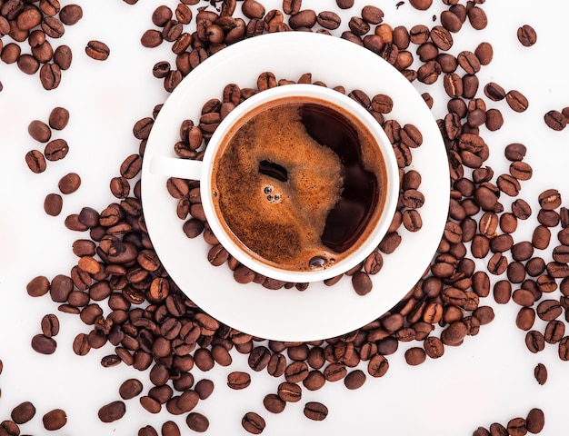 Duftende Kaffeetasse auf weißem Hintergrund