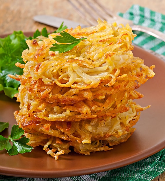 Duftende Kartoffelpuffer mit Sauerrahm und Kräutern