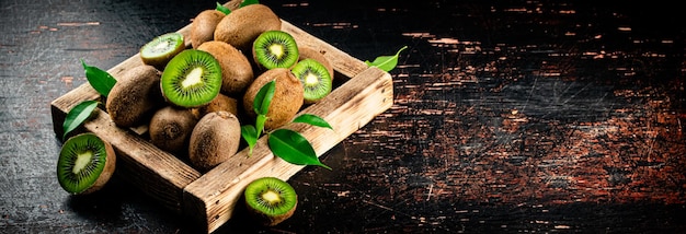 Foto duftende kiwi mit blättern auf tablett