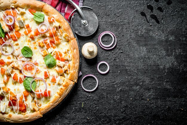 Duftende Pizza mit Hühnchen und Tomaten