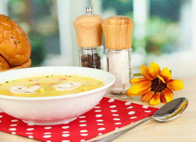 Duftende Suppe in weißer Platte auf Tisch auf Fensterhintergrundnahaufnahme