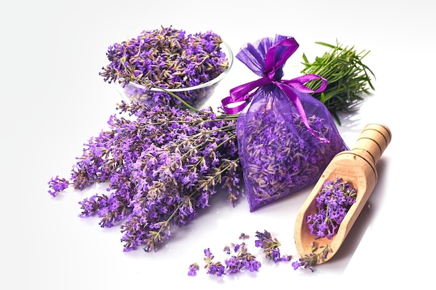 Duftende Tasche oder Beutel mit Lavendelblüten auf weißem Hintergrund. Lavendelzweige in der Nähe des Beutels mit Lavendel.