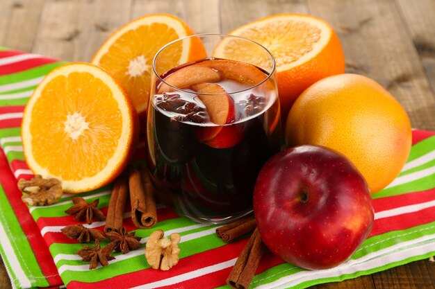 Duftender Glühwein im Glas auf Serviettennahaufnahme