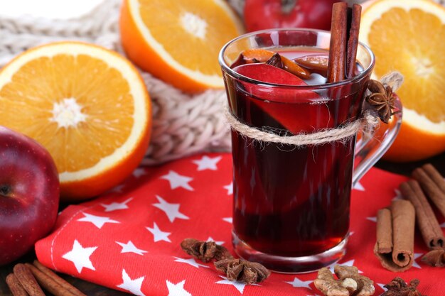 Duftender Glühwein im Glas auf Serviettennahaufnahme