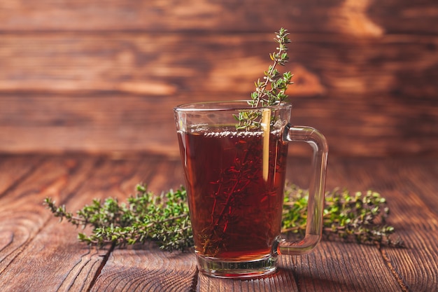 Duftender Kräutertee mit Thymian im Glasbecher