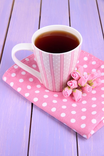 Duftender Tee mit Blumen auf Holztischnahaufnahme