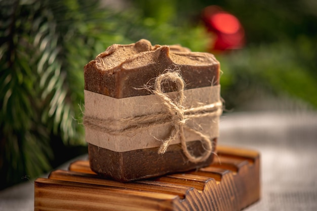 Foto duftendes braunes stück natürlicher seife auf einer organischen holzseifenschüssel