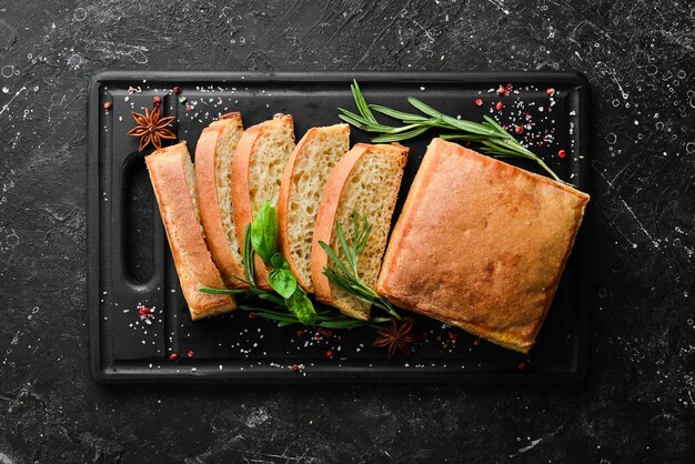 Duftendes italienisches Ciabatta mit Rosmarin Brotbacken aus Roggen und Mehl Draufsicht Rustikaler Stil