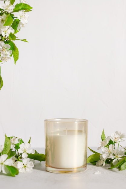 Duftkerze mit Kirschbaumblüten auf dem Tisch Raumdüfte Aromatherapie